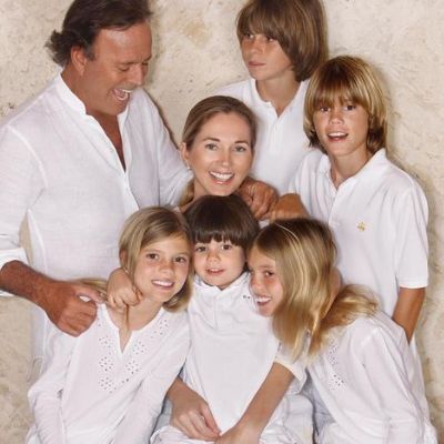 Julio Iglesias, Miranda Rijnsburger, and their 5 children.